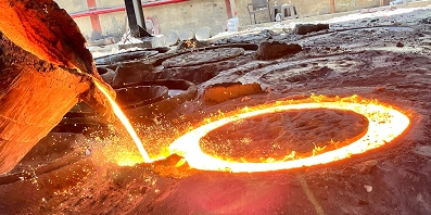 سكب المعدن المنصهر من البوتقة إلى القالب