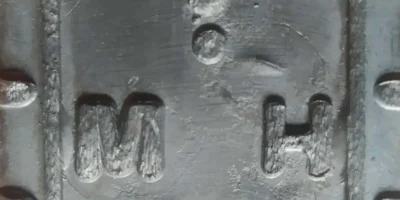 حديد مزخرف محفور عليه العلامة MH