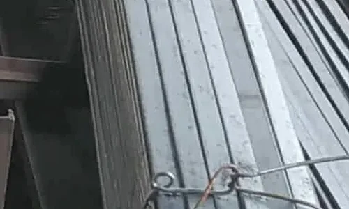 خوصة حديد مرفوعة بسلسلة معدنية