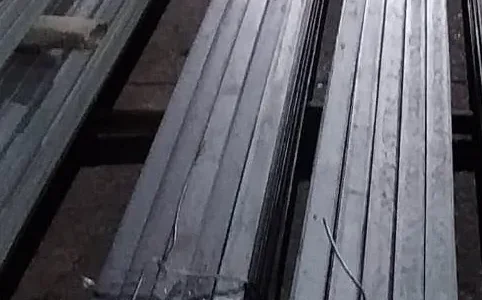 خوصات حديد غير مدهونة مرتبة في صفوف