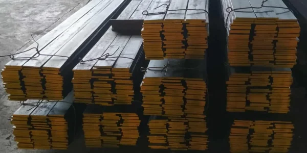 خوص حديدية مدهونة بالأصفر ومكدسة بشكل أفقي
