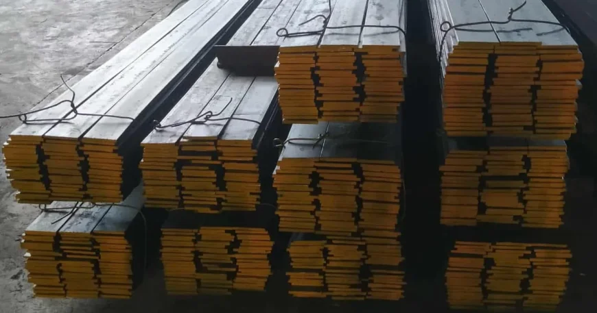 خوص حديدية مدهونة بالأصفر ومكدسة بشكل أفقي