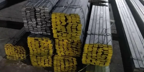 خوصات حديد مدهونة بالأصفر من الأطراف