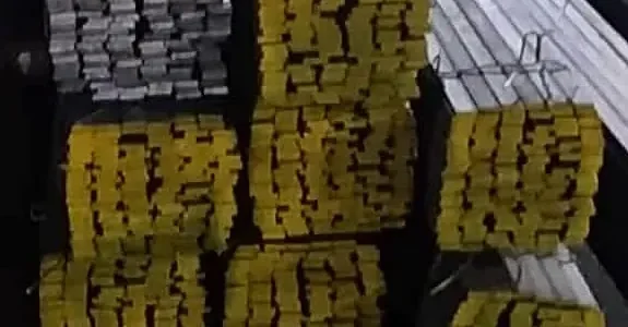 خوص حديد نهاياتها مطلية باللون الأصفر