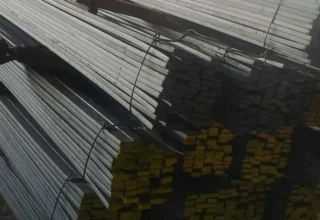 خوص حديدية مطلية بالأصفر من الأطراف ومكدسة على رفوف معدنية