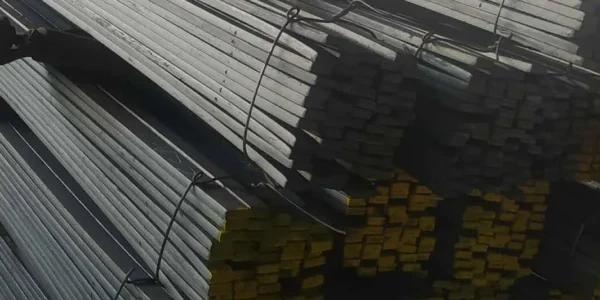 خوص حديدية مطلية بالأصفر من الأطراف ومكدسة على رفوف معدنية