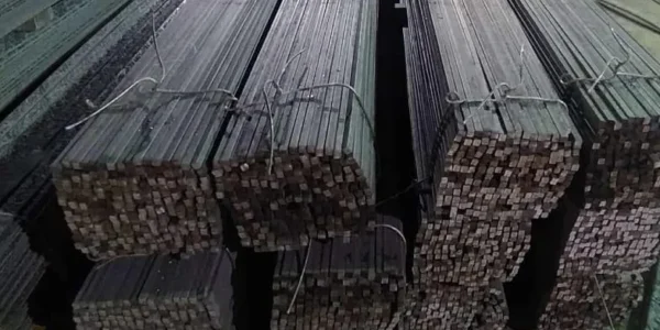 مربعات حديد مجمعة بإحكام