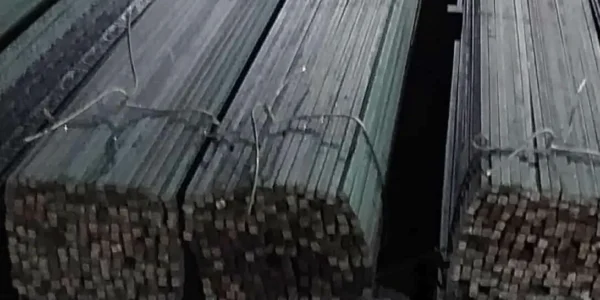 مربعات حديد مكدسة في صفوف