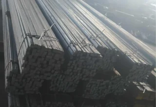 مربعات حديدية مكدسة في ورشة