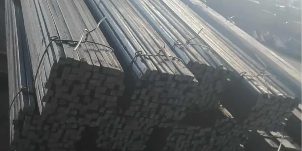 مربعات حديدية مكدسة في ورشة