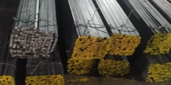 مربعات حديدية نهاياتها مطلية بالأصفر