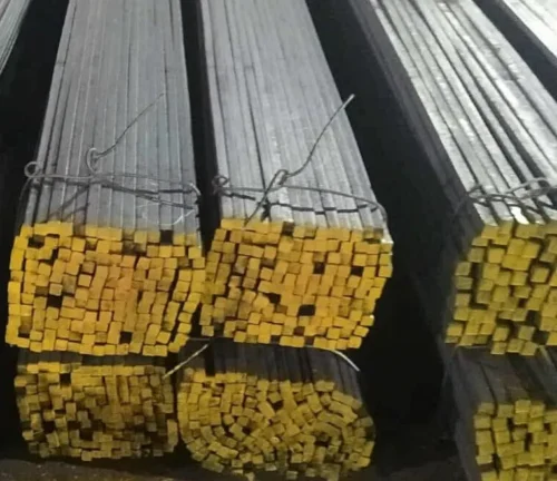 مربعات حديد بأطراف مطلية بالأصفر