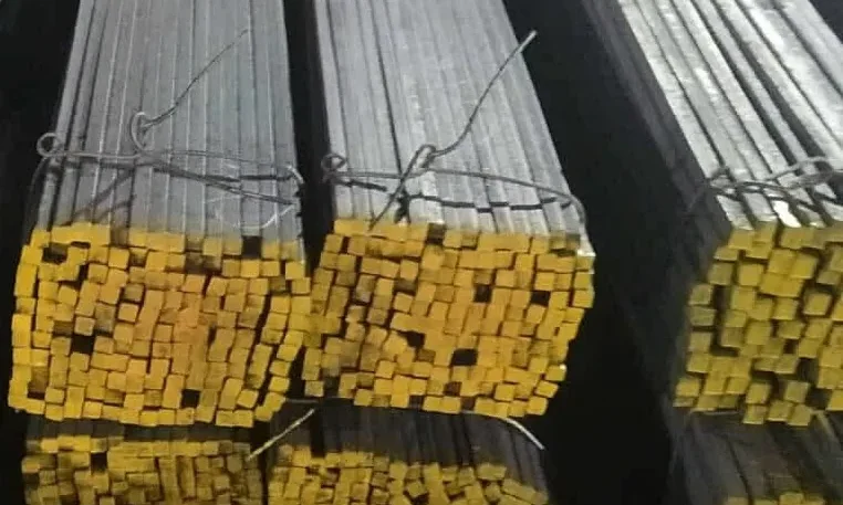 مربعات حديد بأطراف مطلية بالأصفر